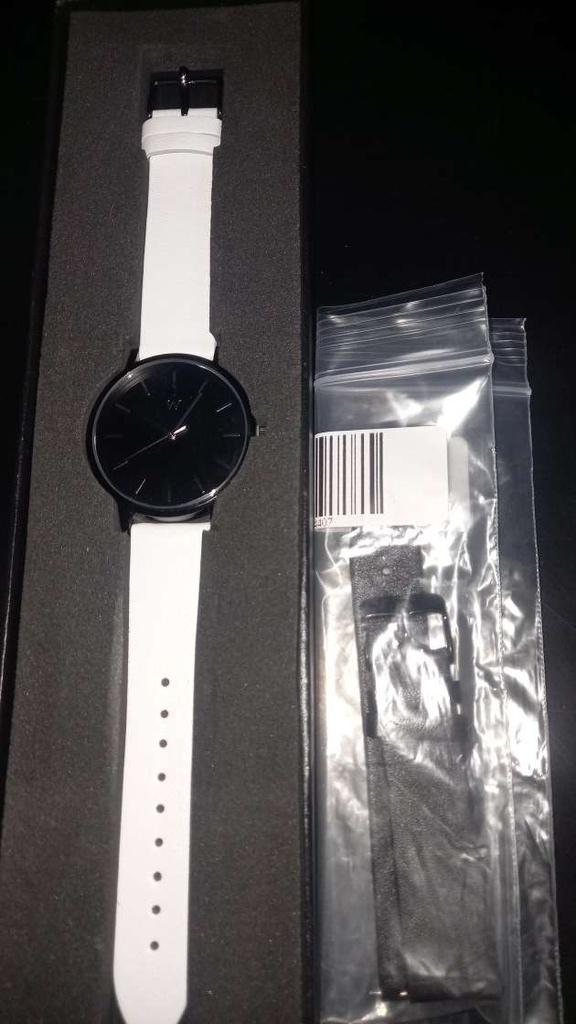 Reloj de Pulsera Wanderlust, Esfera Negra con correa blanca +1 correa de regalo